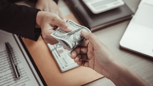 Expertos advierten que guardar efectivo en cajones, colchones, baños, heladeras, sótanos o macetas es inseguro y deteriora los billetes/Foto: Canva