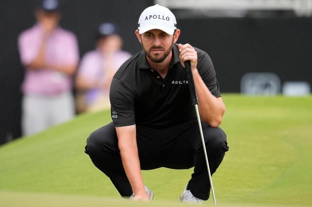 Patrick Cantlay calcula su putt al hoyo 18 en la tercera ronda del Campeonato del Tour, el sábado 23 de agosto de 2025, en Atlanta (AP Foto/Mike Stewart)