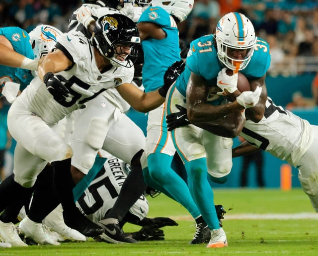 Miami Dolphins running back Ollie Gordon II  runs against Jacksonville Jaguars Saturday, Aug. 23, 2025  at the Hard Rock Stadium in Miami Gardens  (Joe Cavaretta / SunSentinel)