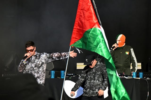 Le groupe de rap nord-irlandais "Kneecap" se produit sur scène au festival "Cabaret Vert" à Charleville-Mézières le 17 août 2025