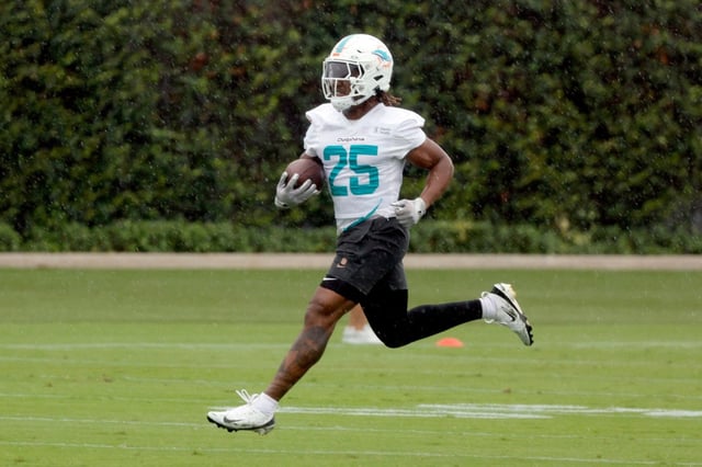 Miami Dolphins running back Jaylen Wright (25) catches a pass during practice at Baptist Health Miami Dolphins training complex in Miami Gardens on Tuesday, June 3, 2025. (Amy Beth Bennett / South Florida Sun Sentinel)