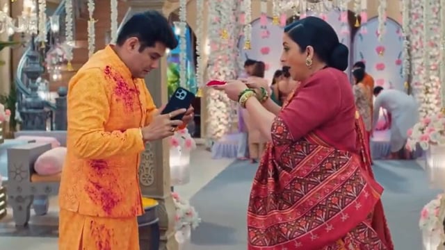 Amar Upadhyay and Smriti Irani recreated their famous scene on Kyunki Saas Bhi Kabhi Bahu Thi.