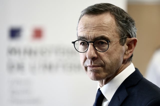 Le ministre français de l'Intérieur Bruno Retailleau lors d'une conférence de presse au commissariat du 20e arrondissement de Paris, le 24 juillet 2025