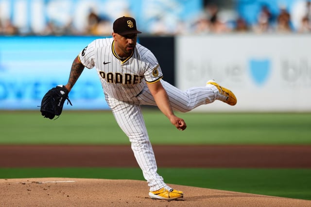 Néstor Cortés, de los Padres de San Diego, termina su lanzamiento contra los Dodgers de Los Ángeles en la primera entrada de un juego de béisbol el sábado 23 de agosto de 2025, en San Diego. (AP Photo/Derrick Tuskan)