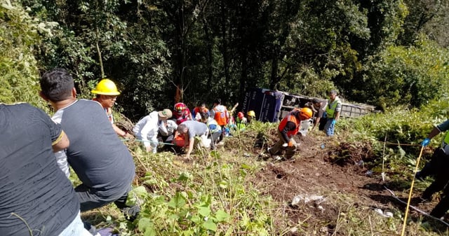 Un autobús de la línea Futura volcó en la carretera federal México-Tuxpan a la altura del municipio de Huauchinango, Puebla. Foto: X @Gob_Puebla
