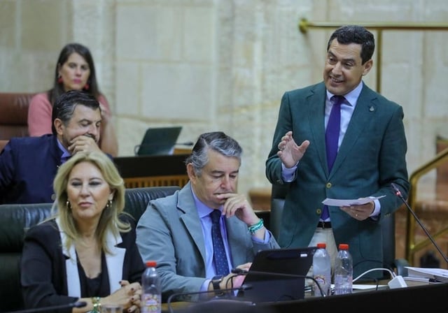 Moreno, en plena intervención en el Parlamento junto a Sanz y España