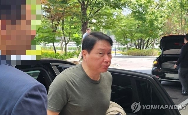 SK Group Chairman Chey Tae-won arrives at Seoul's Gimpo Business Aviation Center (SGBAC) at Gimpo International Airport on Aug. 24, 2025, on his way to join the economic delegation for the South Korea–U.S. summit set to be held in Washington, D.C., on Aug. 25. (Yonhap)