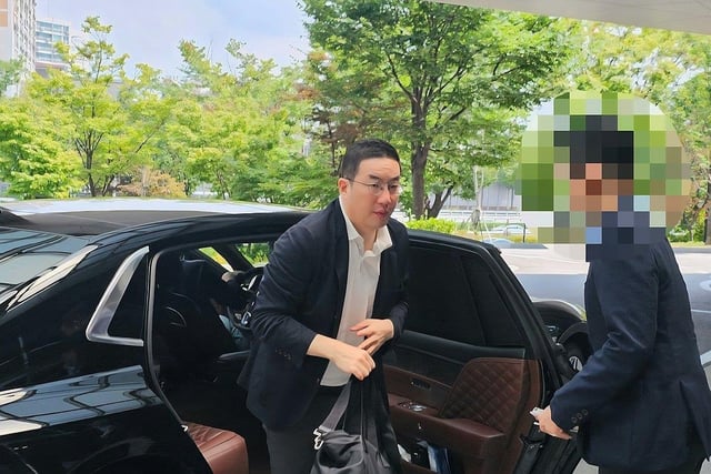 LG Group Chairman Koo Kwang-mo arrives at the SGBAC at Gimpo International Airport on Aug. 24, 2025, to join the economic delegation for the South Korea–U.S. summit set to be held in Washington, D.C., on Aug. 25. (Yonhap)