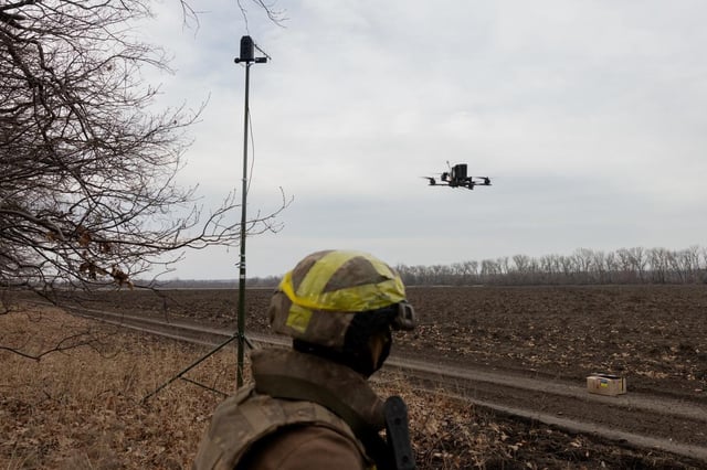 Un militaire ukrainien de la 3e brigade opérationnelle Spartan observe un drone voler lors d’un entraînement militaire dans la région de Dnipropetrovsk, le 10 mars 2025.