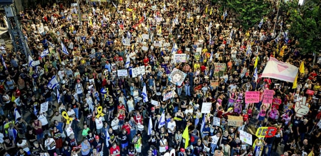 Des manifestants appellent à agir pour obtenir la libération des Israéliens retenus en otages dans la bande de Gaza et un cessez-le-feu dans la guerre contre le Hamas, devant le siège du ministère de la Défense à Tel-Aviv, le 23 août 2025