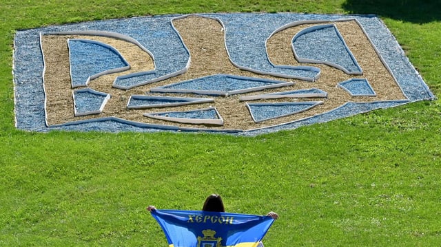 Das ukrainische Dreizack-Symbol ist auf einem Rasen in Kiew zu sehen.