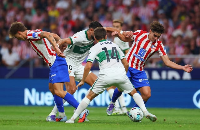 Soccer Football - LaLiga - Atletico Madrid v Elche - Riyadh Air Metropolitano, Madrid, Spain - August 23, 2025 Atletico Madrid's Julian Alvarez in action with Elche's Rafa Mir and Febas REUTERS/Isabel Infantes
