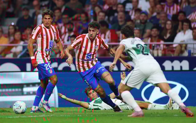 Soccer Football - LaLiga - Atletico Madrid v Elche - Riyadh Air Metropolitano, Madrid, Spain - August 23, 2025 Atletico Madrid's Matteo Ruggeri in action with Elche's Victor Chust and Atletico Madrid's Giuliano Simeone REUTERS/Isabel Infantes