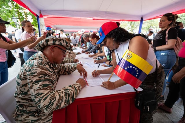 Personas participan en una jornada de alistamiento de la Milicia Bolivariana de Venezuela, este sábado en Caracas