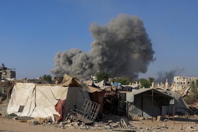 Smoke rises following an Israeli strike, in Gaza City, August 24, 2025. REUTERS/Dawoud Abu Alkas