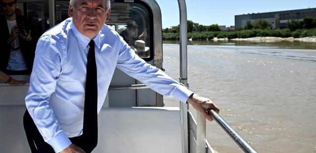 Le Premier ministre François Bayrou lors d'un déplacement en Charente-Maritime, dans un bâteau pour l'Ile d'Aix, le 7 août 2025