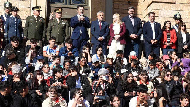 Política en Off. Luis Petri fue protagonista este jueves del cambio de guardia de la Bandera del Ejército de Los Andes junto a Alfredo Cornejo y otras figuras del oficialismo.