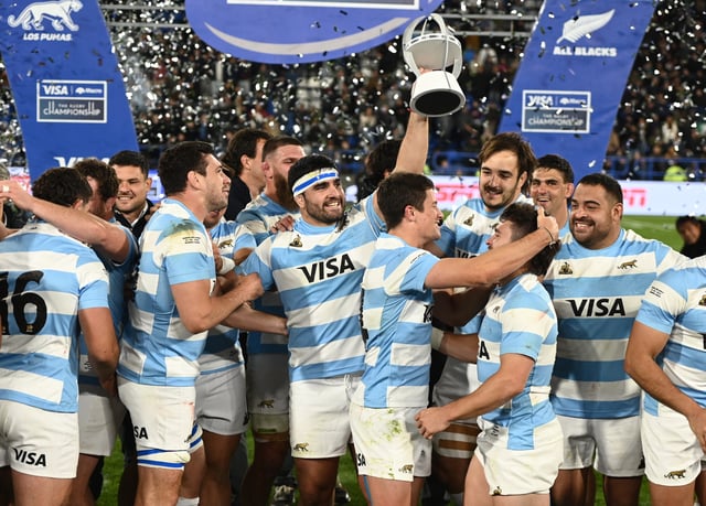 Rugby Union - Rugby Championship - Argentina v New Zealand - Jose Amalfitani Stadium, Buenos Aires, Argentina - August 23, 2025 Argentina players celebrate with a trophy after the match REUTERS/Pedro Lazaro Fernandez