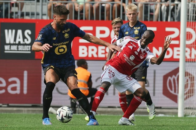 Le Français Olivier Giroud, nouveau numéro 9 du LOSC, lors du premier match de la saison face au Stade Brestois 29 où il inscrit le premier but de la rencontre (3-3) au Stade Francis-Le Blé, le 17 août 2025.