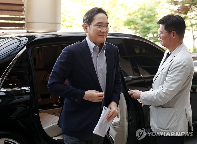 Samsung Electronics Co. Chairman Lee Jae-yong arrives at the Seoul Gimpo Business Aviation Center (SGBAC) of Gimpo International Airport in western Seoul on Aug. 24, 2025, to head to the United States to join the economic delegation for President Lee Jae Myung's upcoming summit with U.S. President Donald Trump. (Yonhap)