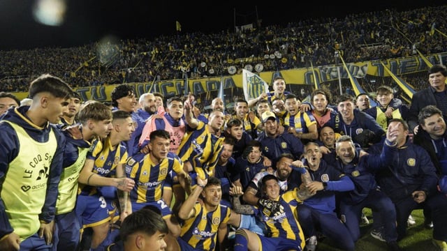 El festejo final de los jugadores de Central tras la victoria clásica.