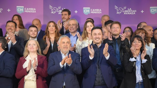 Aplausos en la presentación de los candidatos del frente oficialista, el jueves pasado en Andes Talleres. Cornejo y Petri, al medio.