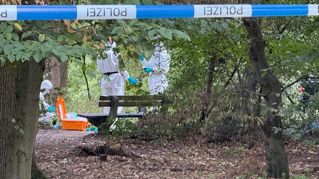 Spaziergänger entdeckten einen toten Mann, blutüberströmt, am Silbersee bei Hannover.