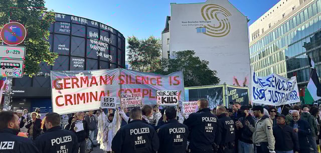 Die Demonstration am Checkpoint Charlie, bei der am 23. August auch die FDP-Politikerin Karoline Preisler anwesend war