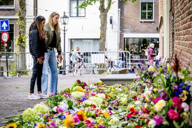 Ein Blumenmeer an der Dorfkirche zum Gedenken an Lisa, die tot am Holterbergweg in Duivendrecht aufgefunden wurde. Polizei nimmt Asylbewerber fest.