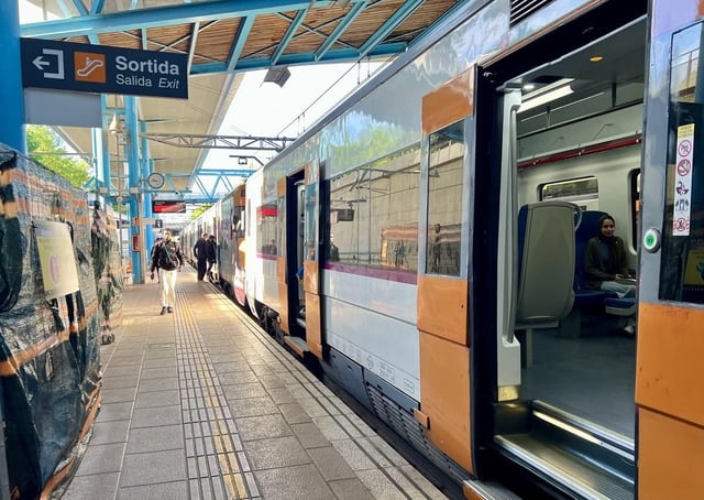 Un tren de Rodalies parado en una estación