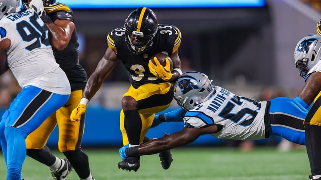Lew Nichols of the Pittsburgh Steelers escapes a tackle from Bam Martin-Scott of the Carolina Panthers during a preseason game on Aug. 21, 2025 in Charlotte, North Carolina. Photo: David Jensen/Getty Images