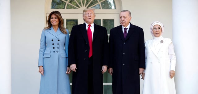 Während der ersten Amtszeit von Donald Trump trafen die beiden Damen sich auch schon persönlich: Links Melania Trump, rechts Emine Erdogan