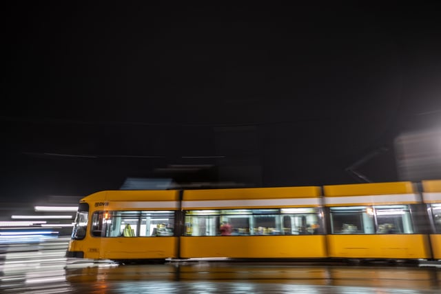Eine Straßenbahn der Dresdner Verkehrsbetriebe (DVB) fährt am frühen Morgen in der Altstadt über den Theaterplatz.