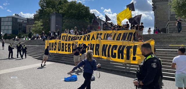 Demonstranten zeigen ein Banner mit der Aufschrift „Stärkste Kraft im Land - uns übertönt ihr nicht“