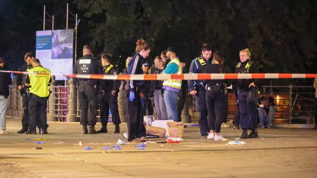 Blutige Messerstecherei direkt am Berliner Schloss! Sechs Männer wurden verletzt.