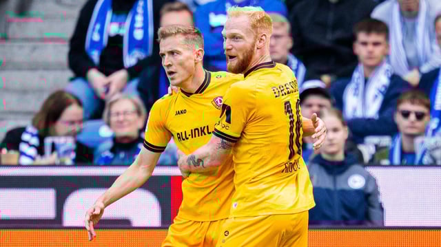 Niklas Hauptmann jubelt nach seinem Tor zum 0:1 mit Nils Fröling