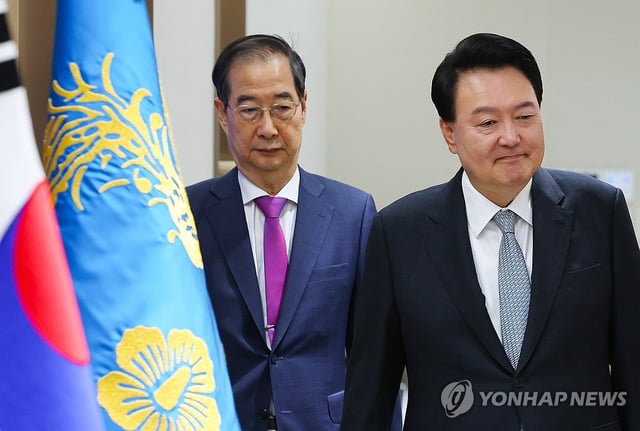 President Yoon Suk Yeol (R) and Prime Minister Han Duck-soo attend a Cabinet meeting at the presidential office in central Seoul in this Oct. 29, 2024, file photo. (Pool photo) (Yonhap)