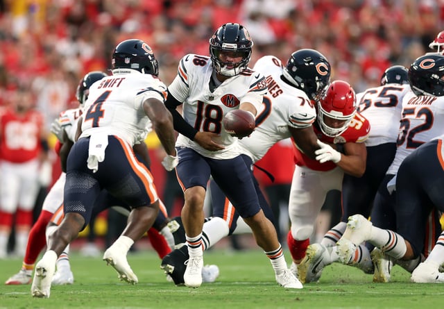 KANSAS CITY, MISSOURI - AUGUST 22: Quarterback Caleb Williams #18 of the Chicago Bears hands off to running back D'Andre Swift #4 during the first quarter of the NFL Preseason 2025 game against the Kansas City Chiefs at Arrowhead Stadium on August 22, 2025 in Kansas City, Missouri. (Photo by Jamie Squire/Getty Images)
