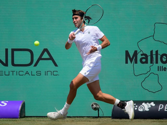 PALMA DE MALLORCA, 24/06/2025.-. El tenista argentino Tomás Martín Etcheverry se enfrenta al español Roberto Bautista durante un partido del torneo de tenis sobre hierba Mallorca Championships, este martes, en el Mallorca Country Club, en Palma. EFE/ Miquel A. Borràs
