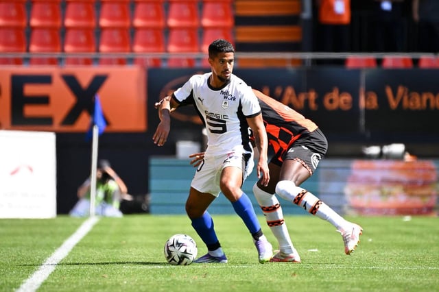 Ludovic Blas balle au pied face à Lorient.