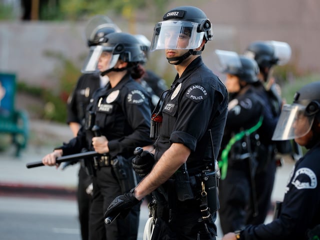 (250612) -- LOS ANGELES, 12 junio, 2025 (Xinhua) -- Imagen del 11 de junio de 2025 de oficiales de policía en servicio, en Los Angeles, Estados Unidos. Casi 400 personas en las protestas sobre inmigración han sido arrestadas o detenidas por el Departamento de Policía de Los Angeles desde el sábado, según medios. BBC Noticias reveló que entre los detenidos había 330 inmigrantes indocumentados y 157 arrestados por asalto y obstrucción. La alcaldesa de Los Angeles, Karen Bass, anunció el martes por la noche un toque de queda en algunas zonas del centro urbano, desde las 20:00 hora local (0300 GMT del miércoles) hasta las 6:00 del miércoles (1300 GMT). (Xinhua/Qiu Chen) (jg) (da) (vf)