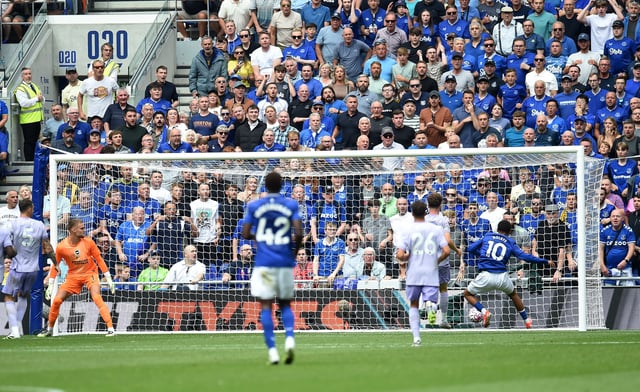 Soccer Football - Premier League - Everton v Brighton & Hove Albion - Hill Dickinson Stadium, Liverpool, Britain - August 24, 2025 Everton's Iliman Ndiaye scores their first goal REUTERS/Peter Powell