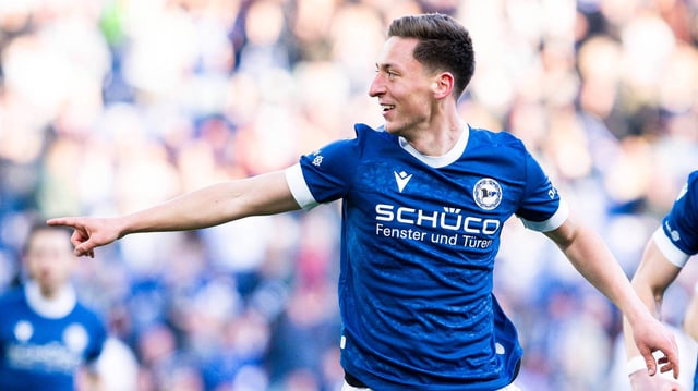 Marius Wörl von Arminia Bielefeld jubelt nach seinem Tor