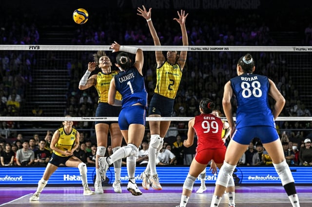 La Française Héléna Cazaute face au Brésil au Mondial de volley, le 24 août 2025 à Chiang Mai en Thaïlande