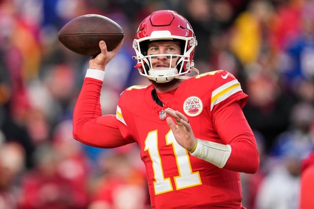 ARCHIVO - Foto del 26 de enero del 2025, el quarterback de los Chiefs de Kansas City Carson Wentz calienta antes del juego de Campeonato de la AFC ante los Bills de Buffalo. (AP Foto/Ashley Landis, Archivo)
