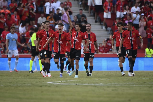 Los jugadores del Mallorca, con Mateu Morey en el centro, celebran el gol del empate contra el Celta.