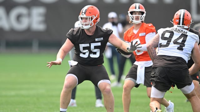 Cleveland Browns center Ethan Pocic has suffered a knee injury.