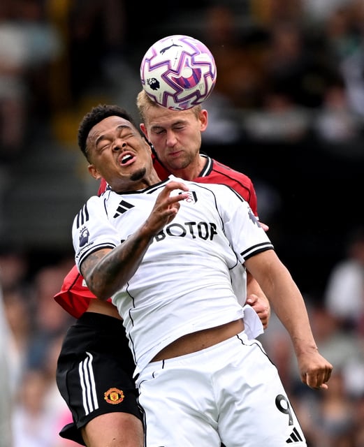 Soccer Football - Premier League - Fulham v Manchester United - Craven Cottage, London, Britain - August 24, 2025 Fulham's Rodrigo Muniz in action with Manchester United's Matthijs de Ligt REUTERS/Dylan Martinez