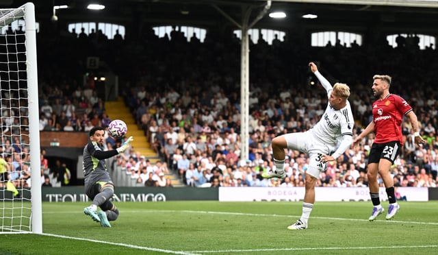 Soccer Football - Premier League - Fulham v Manchester United - Craven Cottage, London, Britain - August 24, 2025 Fulham's Emile Smith Rowe scores their first goal REUTERS/Dylan Martinez
