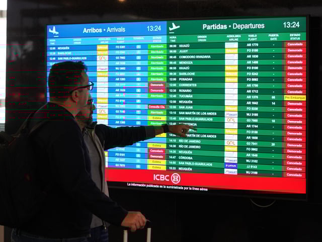 Pasajeros miran el estado de sus vuelos este domingo en Aeroparque. Foto: Santiago García Díaz